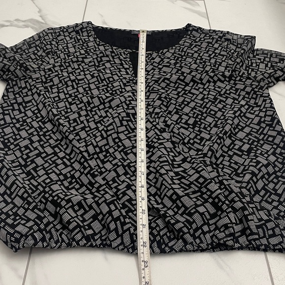 Vince Camuto Black & Grey Blouse Keyhole Neck Draped Front Wrap Sz S - Picture 8 of 9